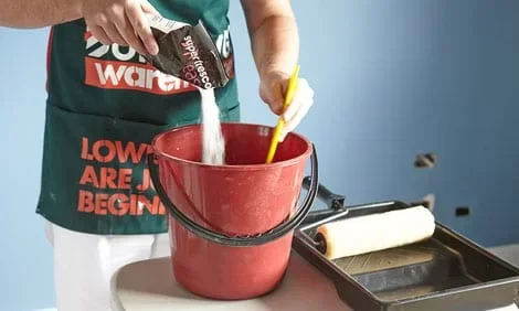 كيفية لصق ورق الجدران و المواد المستخدمة في لصق ورق الحائط