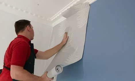 كيفية لصق ورق الجدران و المواد المستخدمة في لصق ورق الحائط