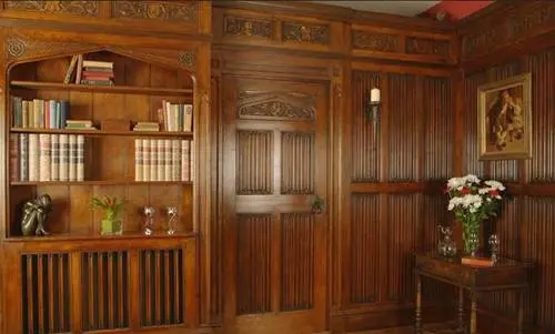 تجاليد البلوط المرتفعة الي السقف