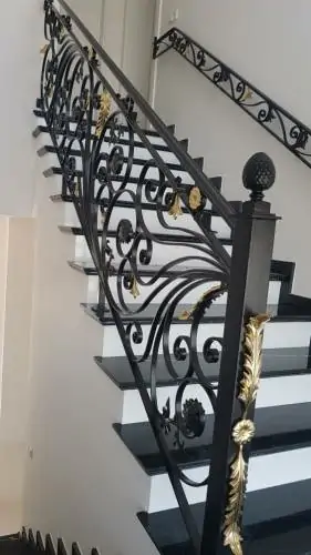 درابزين حديد مشغول