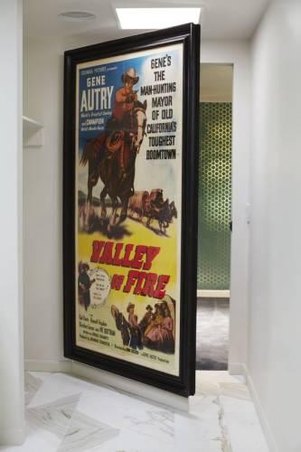 تصميم لباب خفي وراء ملصق