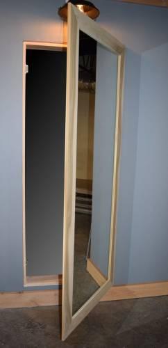 باب مخفي على شكل مرآة