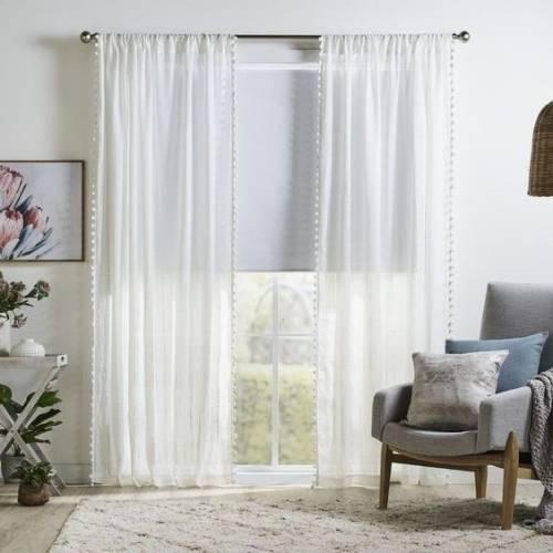 ستائر فاتحة وأثاث غامق