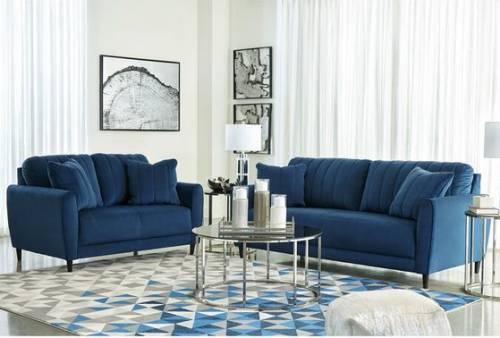 كنب أزرق و ستائر بيضاء