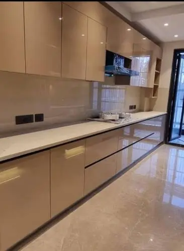 مطبخ بيج مائل للاحمرار