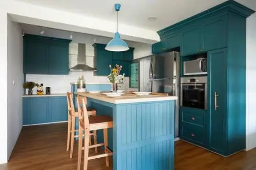 مطبخ تركواز وأبيض