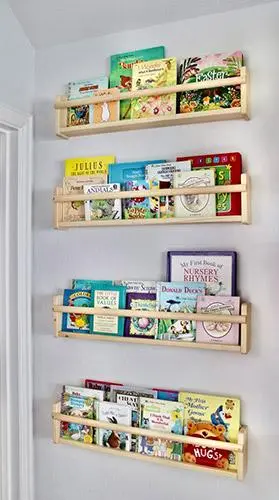 غرفة العاب وارفف للكتب