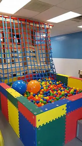 غرفة العاب جزء مسبح الكور