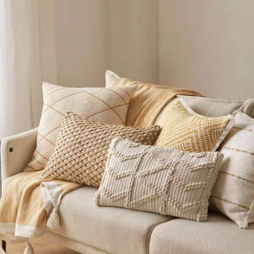 تنسيق الوان الكنب مع الوسائد