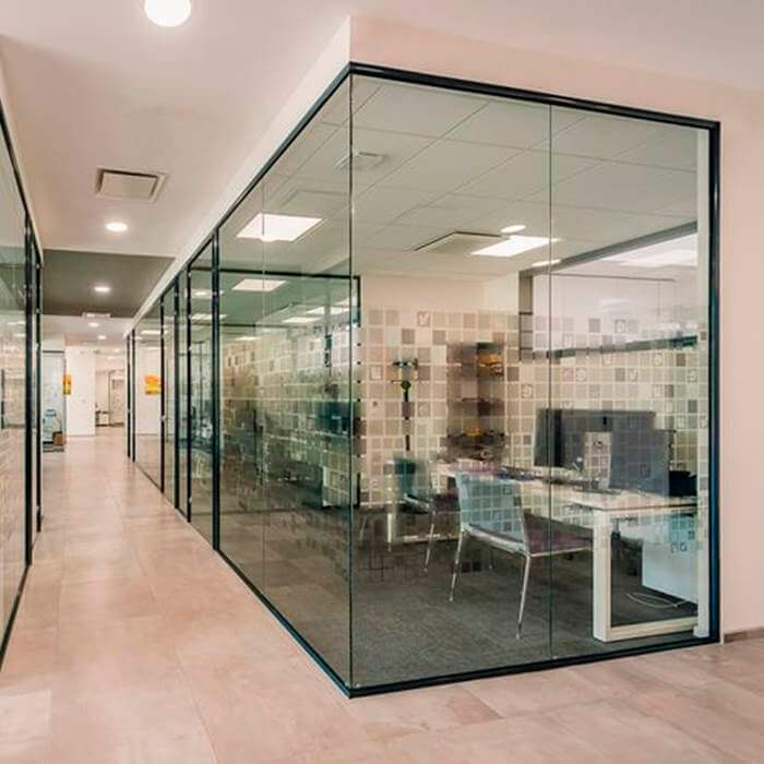 قواطع زجاجية