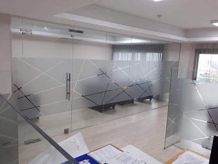 قواطع زجاجية